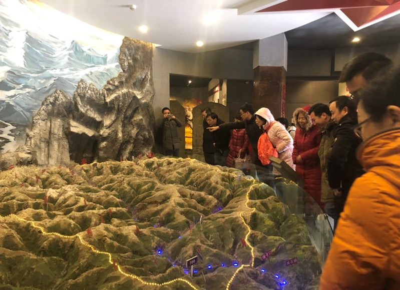 参观红军长征夹金山纪念馆